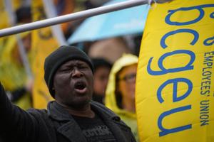 B.C. public workers expand pickets again to more liquor, cannabis retail stores